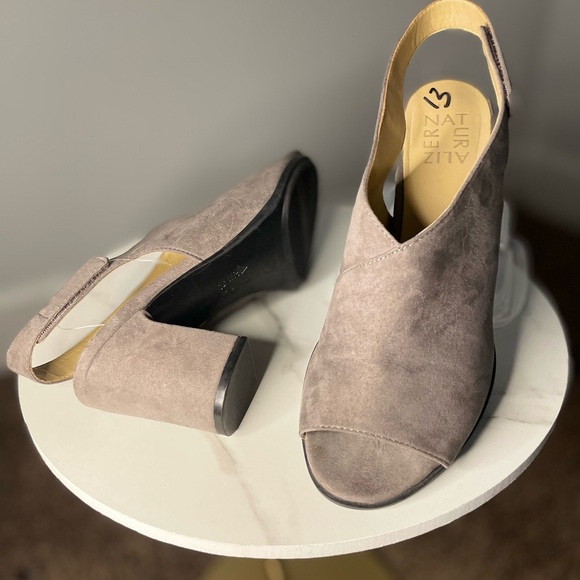 Gorgeous LN Sandals - Picture 8 of 8